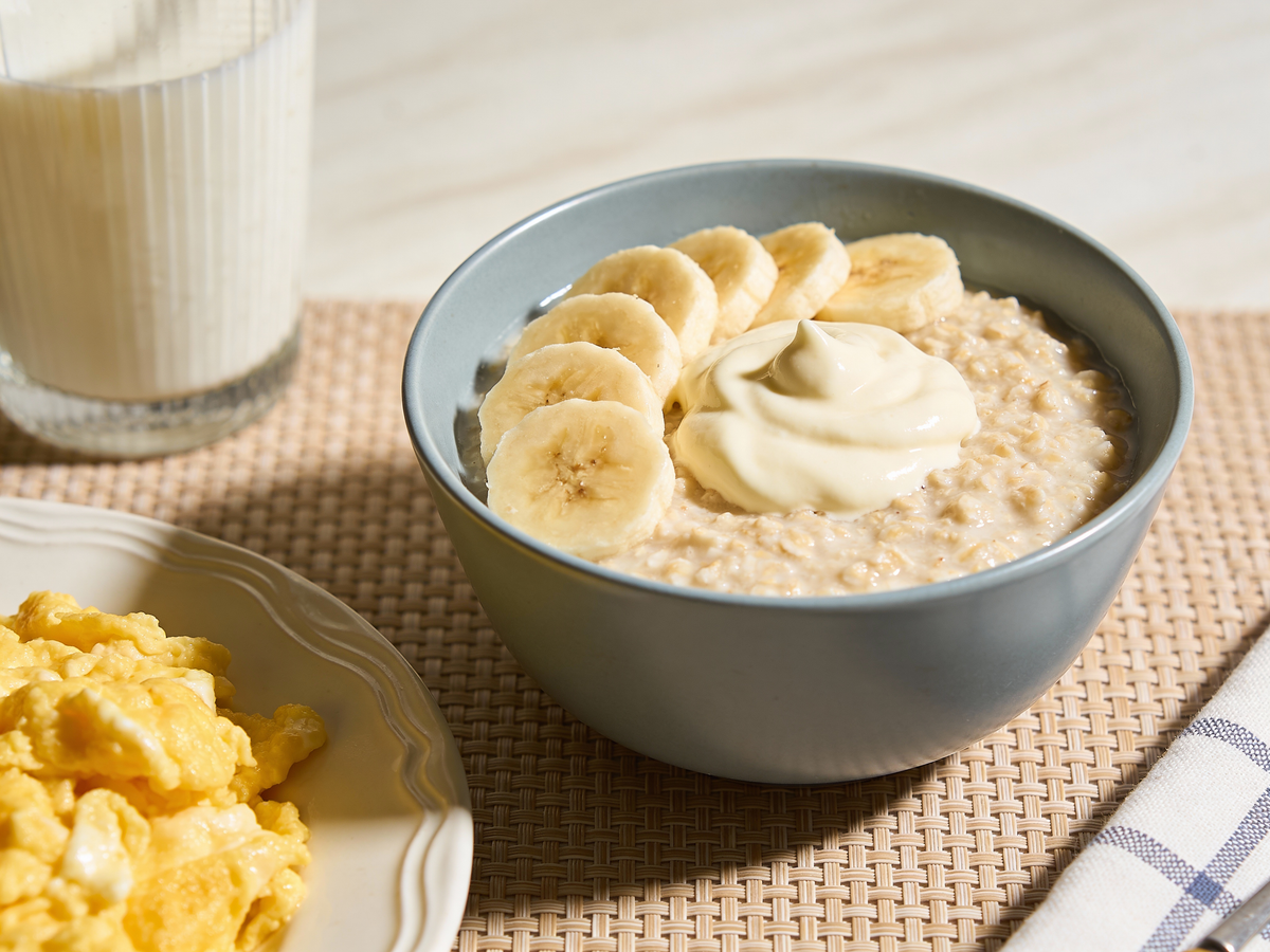 Delikatna owsianka i jajecznica na parze jako przepisy na dania lekkostrawne