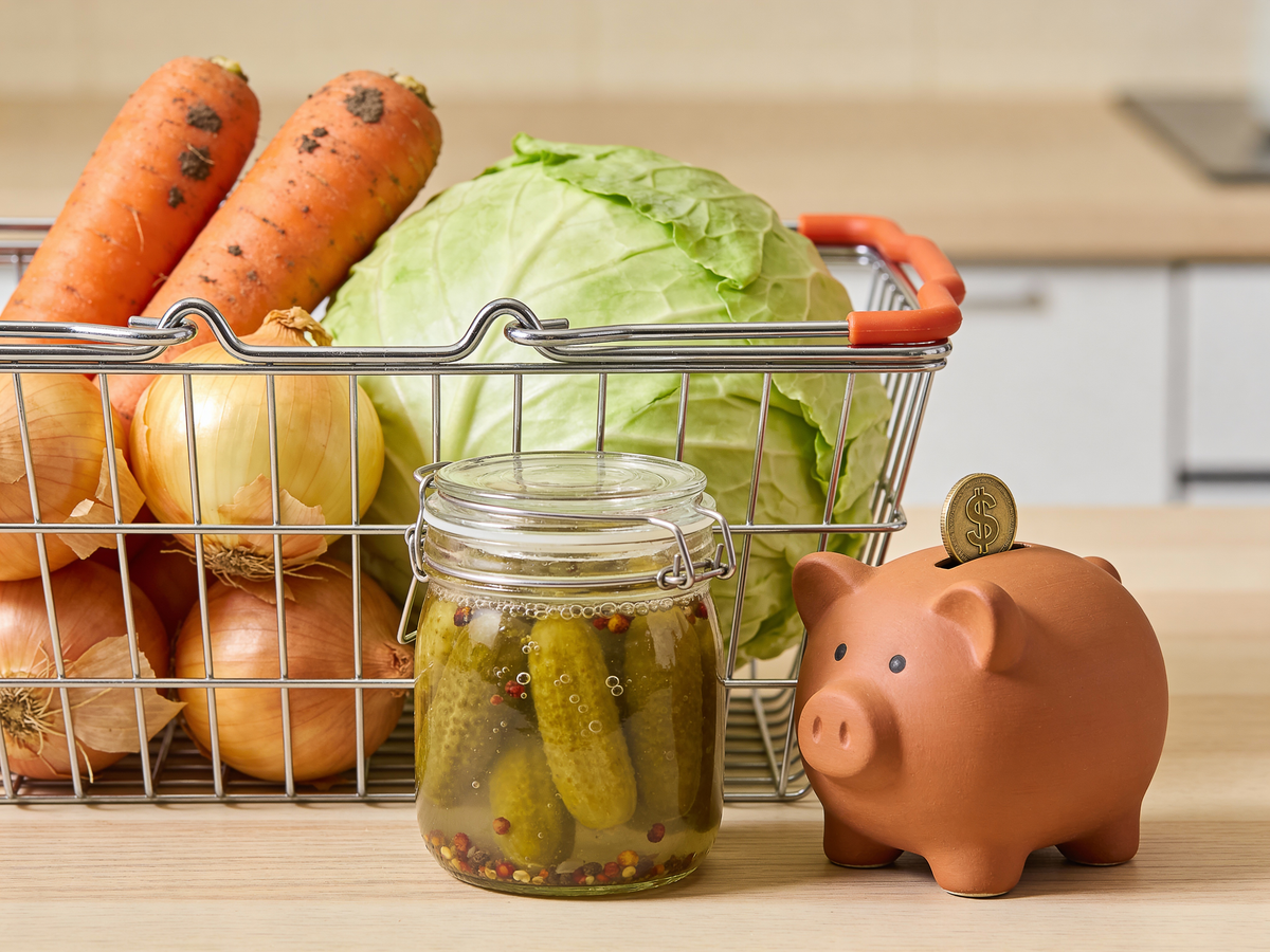 Koszyk z tanimi warzywami i kiszonkami pokazujący jak tanio wdrożyć diety w chorobach.