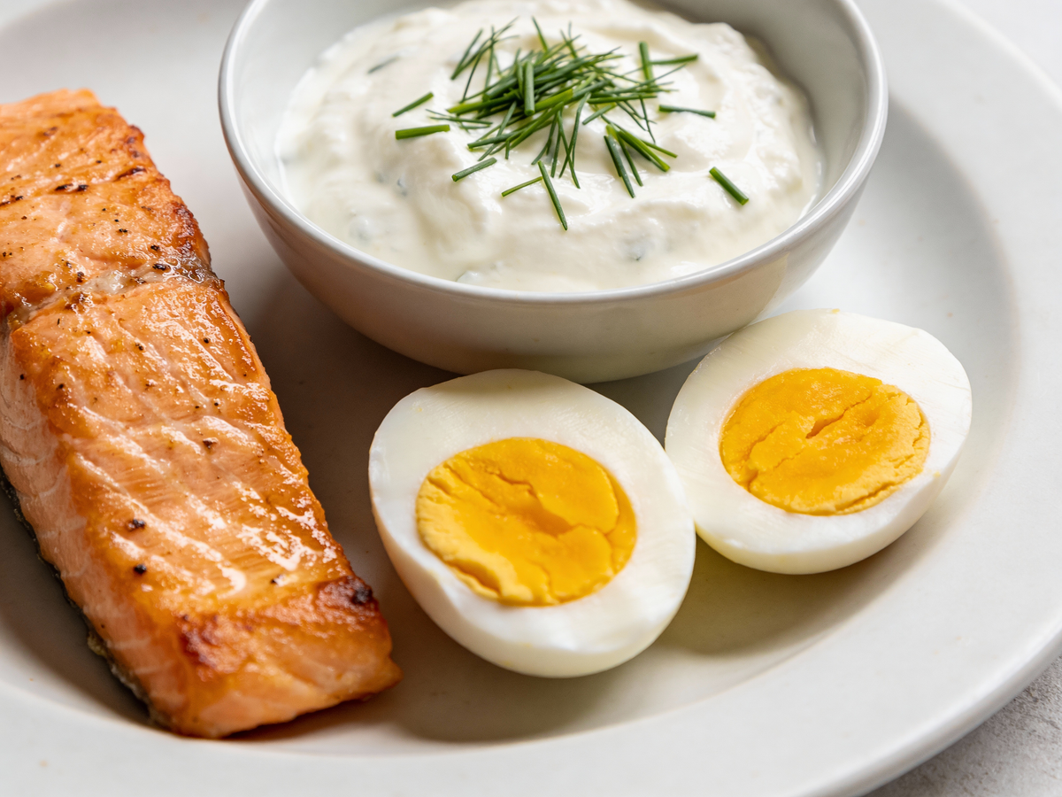 Łosoś, jajka i nabiał jako najlepsze źródła białka zwierzęcego o wysokiej przyswajalności