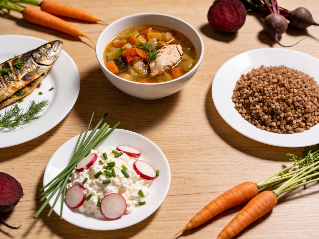 Przykładowe polskie dania na stole, smaczna dieta dash jadłospis