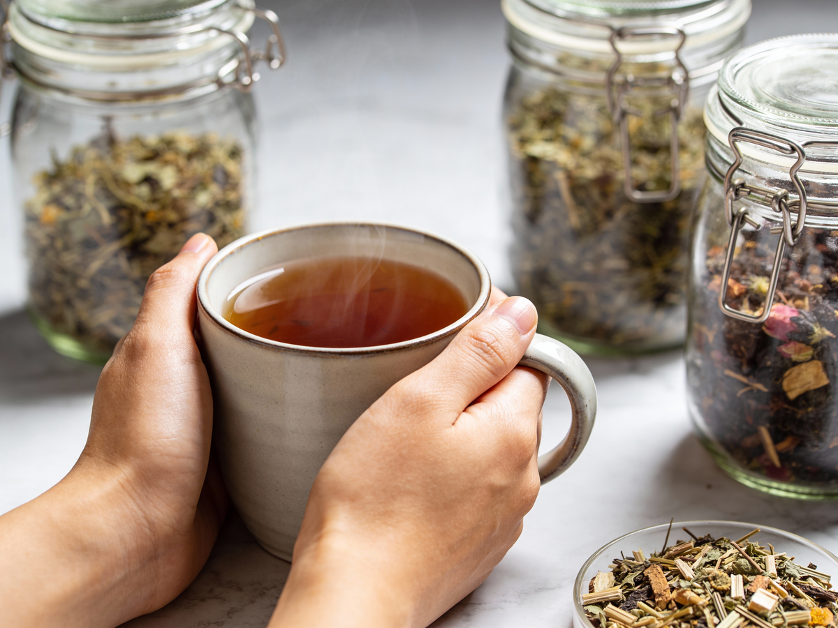 Relaksujący rytuał picia naparu i bezpieczne zioła na odchudzanie