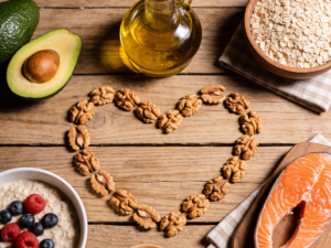 Zdrowe produkty ułożone w kształt serca obrazujące czym jest dieta na wysoki cholesterol