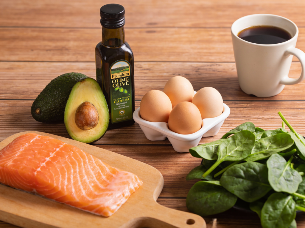 Zdrowe tłuszcze, awokado i warzywa na stole - keto jak zacząć mądrze