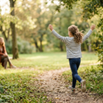Aktywne polskie dziecko bawi się w słonecznym parku, ukazując zdrowe bmi dla dzieci.